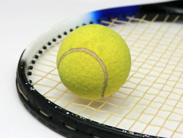 Μπάλα Του Τένις Στη Ρακέτα — Φωτογραφία Αρχείου
