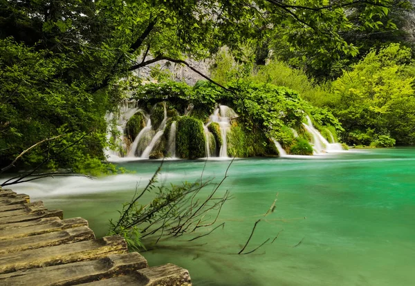 長い遠足で滝の美しい景色 — ストック写真