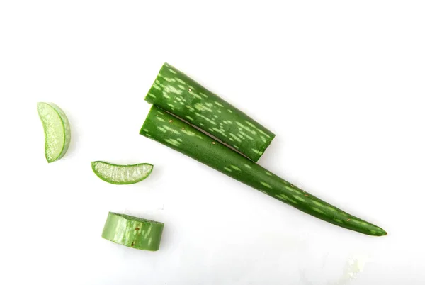 Close Dari Aloe Vera Slice Latar Belakang Putih — Stok Foto