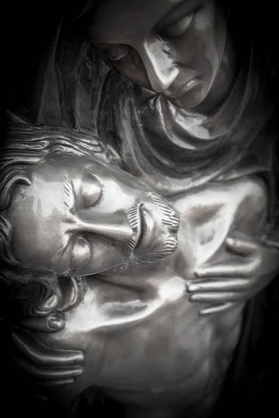 Bronze Statue Dead Jesus Christ Cross Being Embraced Virgin Mary — Stock Photo, Image