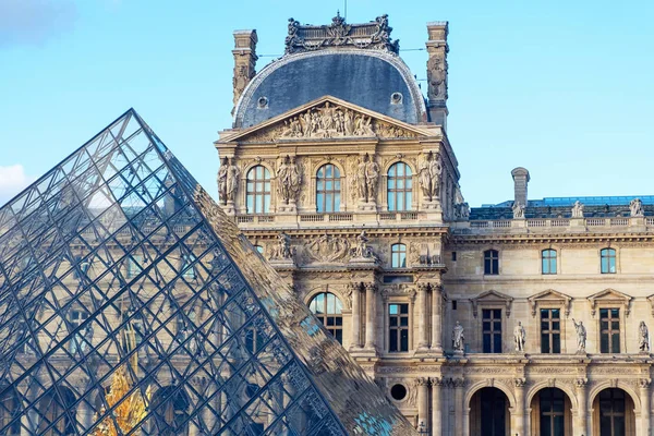 Museo Del Louvre Naranja Verde Azulado Primer Plano Una Atracción — Foto de Stock
