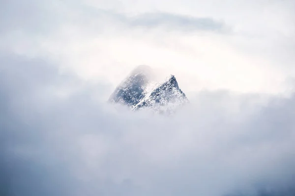 Górach Szwajcarii Pokryte Śniegiem Przez Chmury — Zdjęcie stockowe