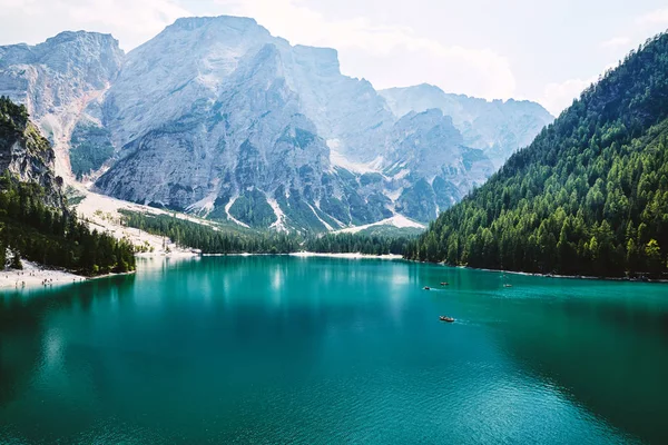 Pragser Wildsee Alla Luce Del Giorno Bosco Verde Sullo Sfondo — Foto Stock