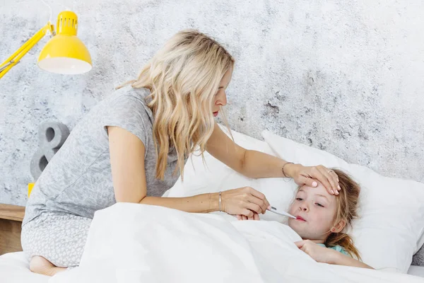 Schlafzimmer Krankes Kind Bett Mutter Sorgt Sich Ihr Kind — Stockfoto