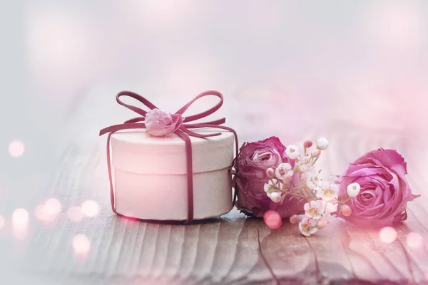 Decoração Romântica Com Presente Surpresa Rosas Para Dia Dos Namorados — Fotografia de Stock