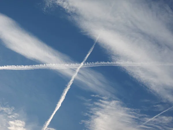 Céu Azul Com Trilhas Planas Vapor Aka Contrails Short Para — Fotografia de Stock