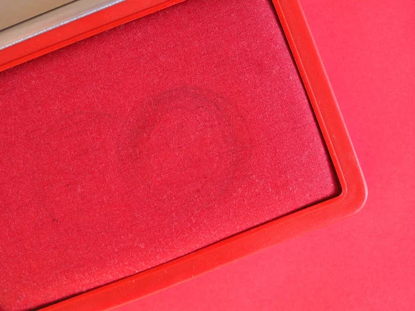 赤いインクで埋め尽くされたスタンプパッド — ストック写真