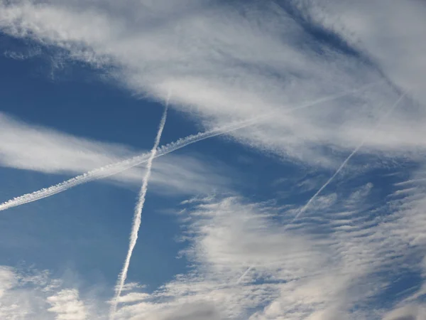 Céu Azul Com Trilhas Planas Vapor Aka Contrails Short Para — Fotografia de Stock