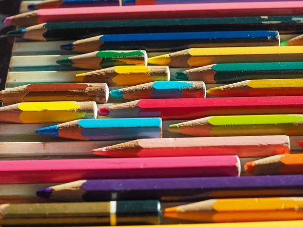 多くのさまざまな色や長さの色鉛筆 — ストック写真