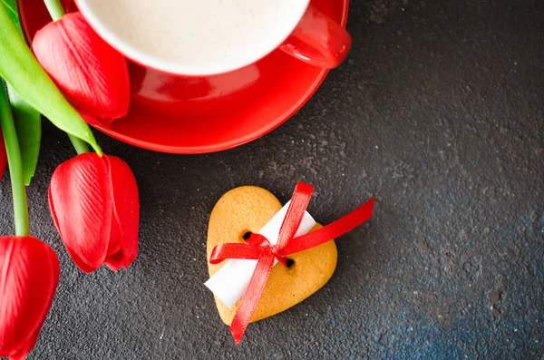 Romantische Komposition Für Valentinstag Geburtstag Oder Muttertag Rote Kaffeetasse Plätzchen — Stockfoto