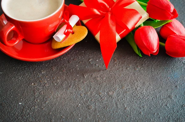 Romantische Komposition Für Valentinstag Geburtstag Oder Muttertag Rote Kaffeetasse Plätzchen — Stockfoto