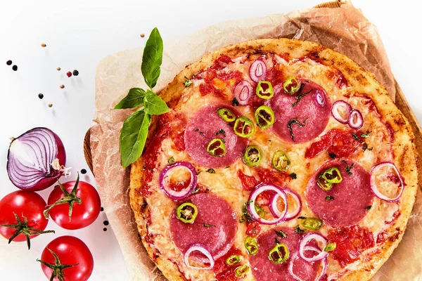 Italiaanse Diavolo Pizza Met Hete Jalapeno Peper Tomaten Versierd Met — Stockfoto