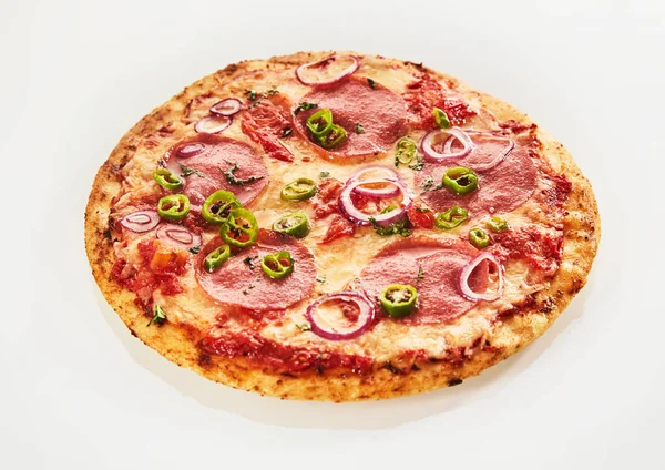 Pizza Margherita Coberto Com Fatias Salame Pimentão Muitas Vezes Chamado — Fotografia de Stock