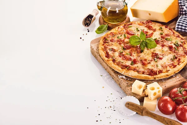 Margherita Pizza Com Folha Manjericão Queijo Tomates Especiarias Conceito Receita — Fotografia de Stock