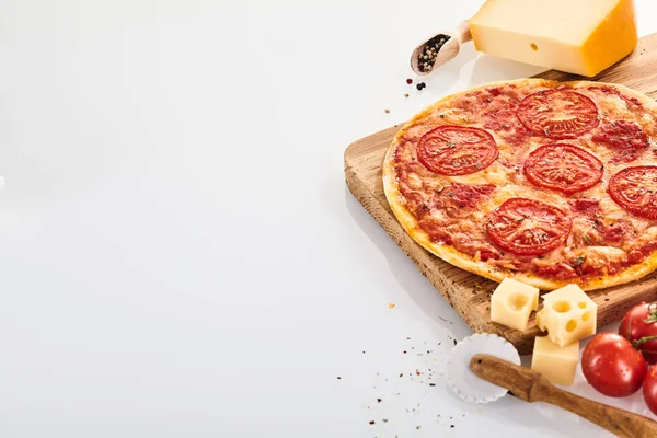 Pizza Italiana Cozida Forno Margherita Servido Inteiro Uma Tábua Madeira — Fotografia de Stock