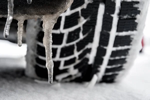 Nahaufnahme Des Reifens Eines Autos Mit Eiszapfen Winter — Stockfoto