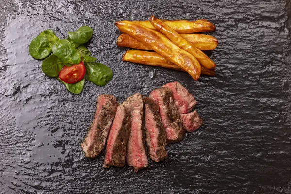 Plátek Steaku Hranolkama Břidlici — Stock fotografie