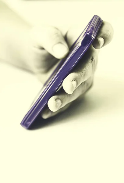Korzystanie Telefonu Komórkowego Szczegół Dłoni Przy Użyciu Telefonu Komórkowego Najnowszej — Zdjęcie stockowe
