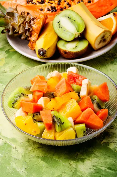 Deliciosa Salada Frutas Prato Mesa — Fotografia de Stock