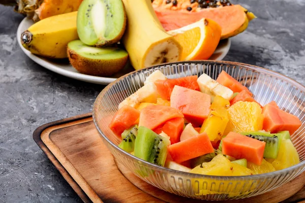 Deliciosa Ensalada Frutas Plato Sobre Mesa — Foto de Stock