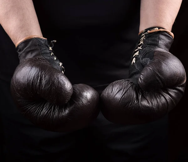 Ruka Sobě Hnědé Kožené Boxerské Rukavice Černé Pozadí — Stock fotografie