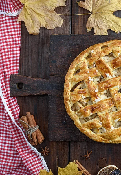 Kolo Apple Pie Hnědá Dřevěná Deska Listového Těsta Pohled Shora — Stock fotografie