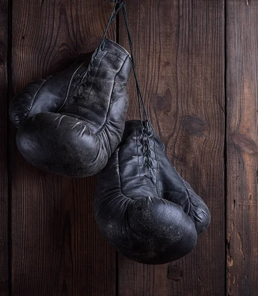 Par Guantes Boxeo Cuero Negro Muy Viejos Colgando Clavo Contra — Foto de Stock