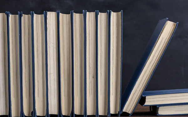 Knihy Modrým Krytem Černé Pozadí Zblízka — Stock fotografie
