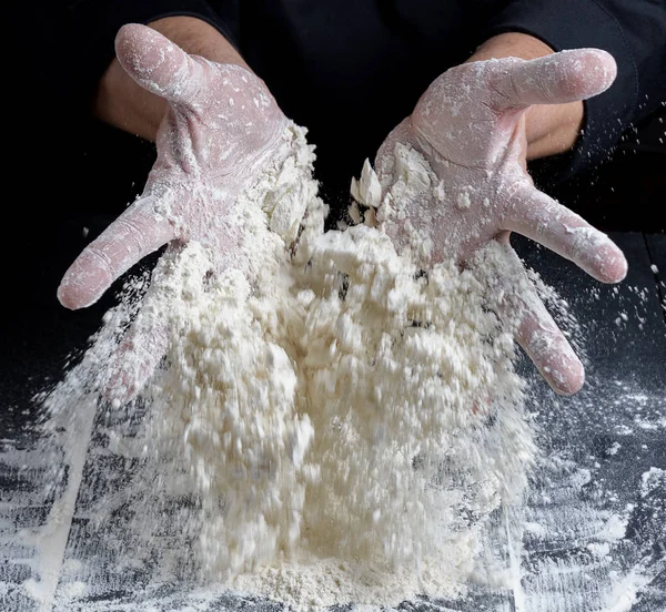 Kock Svart Uniform Häller Vitt Vetemjöl Händerna Ett Träbord Produkten — Stockfoto