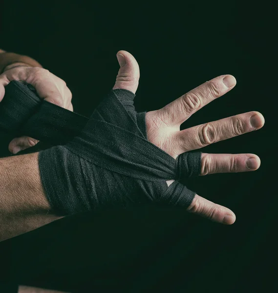 男子用黑纺织品绷带包住双手进行运动 — 图库照片