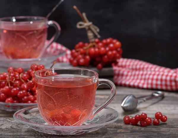 Chá Viburnum Quente Uma Xícara Transparente Com Uma Alça Pires — Fotografia de Stock