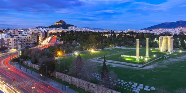 鸟际全景与废墟和奥林匹亚宙斯神庙专栏 Lycabettus 山在晚上 — 图库照片