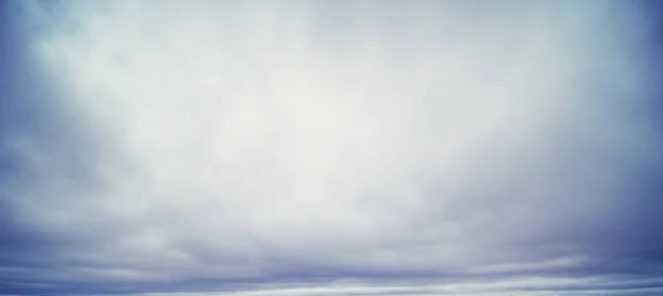 空と雲の夏のパノラマ 屋外の背景 — ストック写真