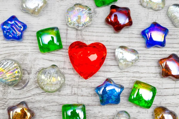 Forma Coração Rubi Vermelho Brilhante Pedras Vidro Fundo Madeira — Fotografia de Stock