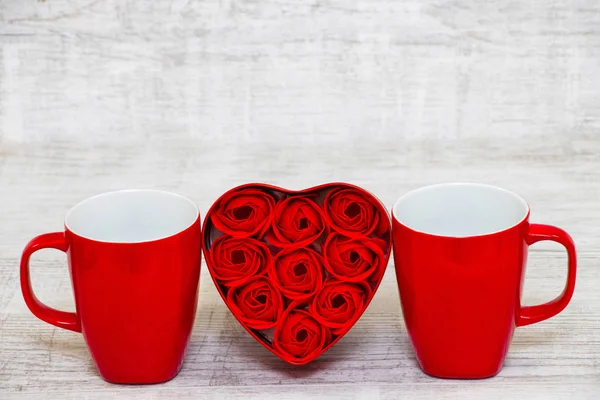 Fényes Piros Kávéscsésze Vörös Szívű Rózsa — Stock Fotó