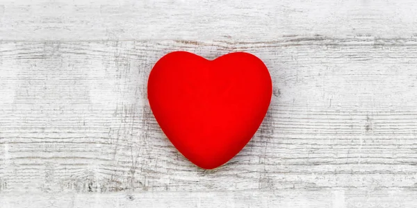 Czerwone Serce Drewniane Tło Walentynki Kartka Życzeniami — Zdjęcie stockowe