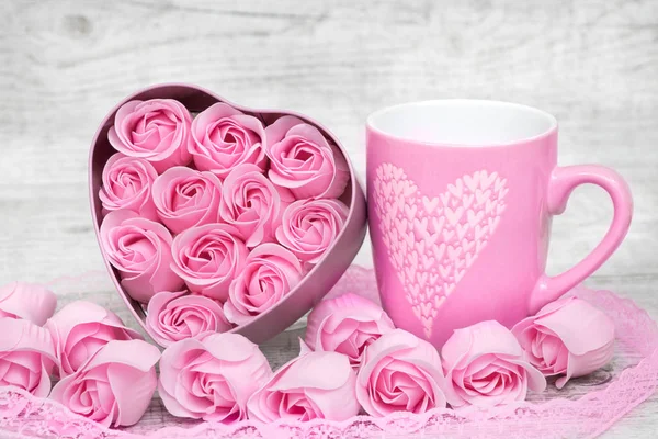 ピンク色の磁器コーヒーカップとピンクのハートバラ — ストック写真