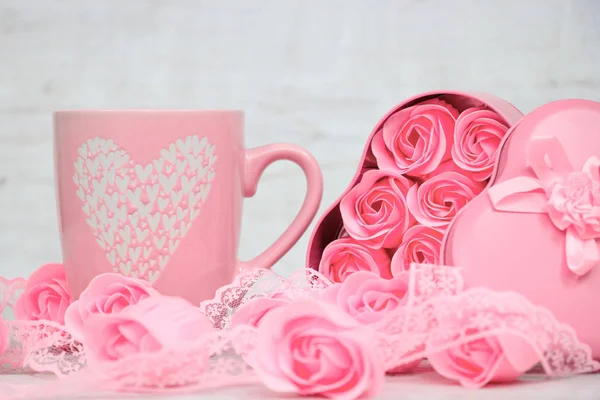 ピンク色の磁器コーヒーカップとピンクのハートバラ — ストック写真
