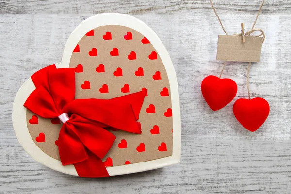 Día San Valentín Caja Regalo Sorpresa Con Corazones Rojos Cereza —  Fotos de Stock