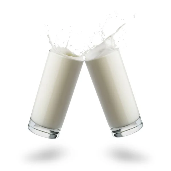 Vasos Llenos Leche Saltando Salpicando Sobre Fondo Blanco — Foto de Stock