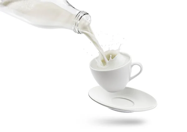 Versando Latte Nella Tazza Salto Con Spruzzi Sfondo Bianco — Foto Stock