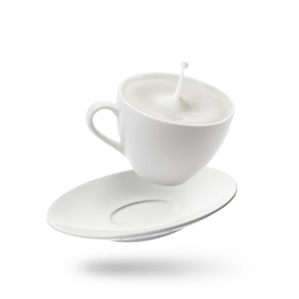 Tasse Voller Milch Springt Und Spritzt Auf Weißem Hintergrund — Stockfoto