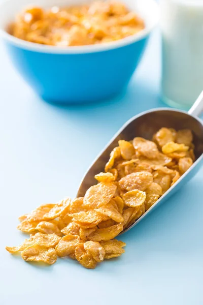Cereales Desayuno Copos Maíz Cucharada Sobre Fondo Azul —  Fotos de Stock