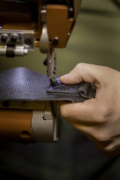 Vertikale Aufnahme Des Nähens Eines Kompletten Kastenstichmusters Auf Schwarzem Leder — Stockfoto