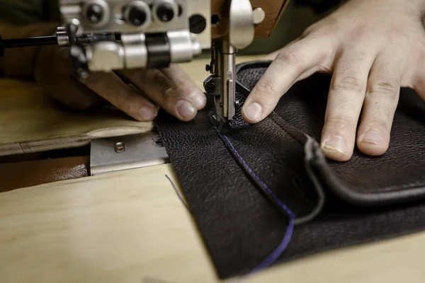 Додавання Чорної Шкіри Кишені Допомогою Промислової Швейної Машини — стокове фото