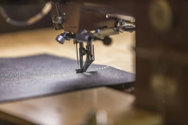 상업용 재봉틀 가죽으로 바느질을 — 스톡 사진
