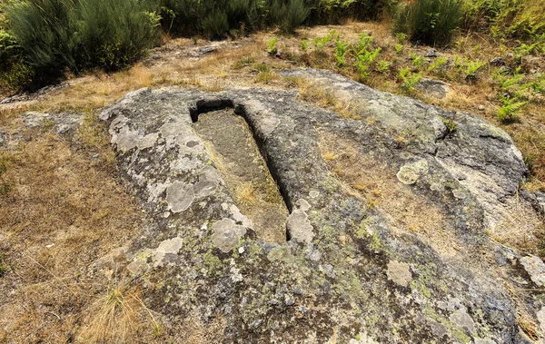 在葡萄牙贝拉 阿尔塔 Celorico Beira 附近的 Gens 可以看到一块花岗岩岩石切割成拟人化的坟墓 身体形状的形状 头部和脚定义 — 图库照片
