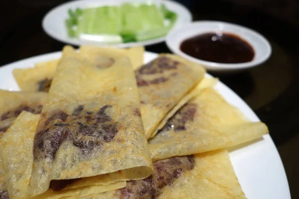 Chinese Roast Duck Served Cucumber Spring Onion Hoisin Sauce Wrapped — Stock Photo, Image