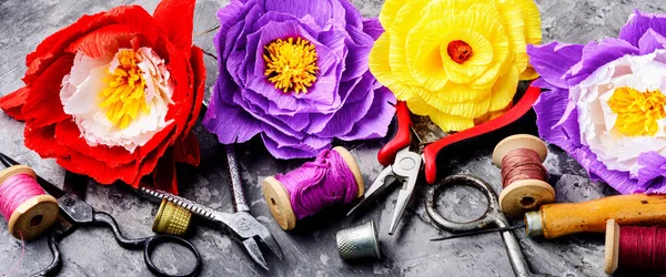 Kleurrijke Handgeschept Papier Bloemen Papieren Ambachtelijke Instrumenten — Stockfoto