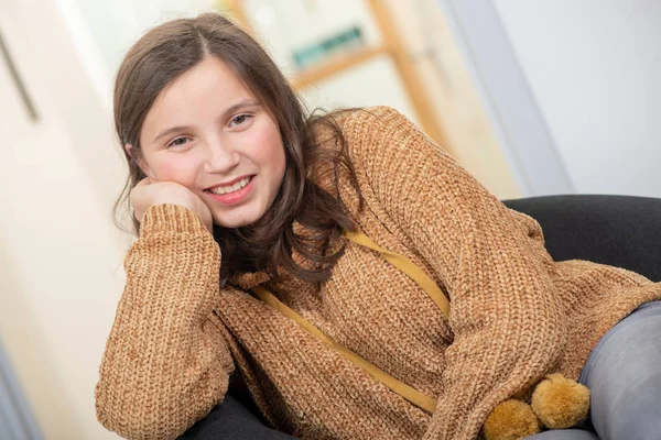 Πορτρέτο Του Ένα Όμορφο Νεαρό Έφηβο Κορίτσι Που Κάθεται Στην — Φωτογραφία Αρχείου